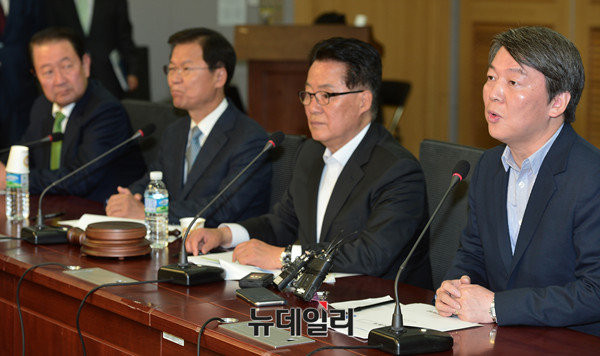 ▲ 국민의당 지도부가 사무총장 인선을 둘러싸고 이견을 좁히지 못하고 있다. 안철수 대표가 10일 의원회관에서 열린 의원총회에서 모두발언을 하고 있는 가운데, 박주선 최고위원과 천정배 대표, 박지원 원내대표 등 지도부가 나란히 앉아 있다. ⓒ뉴데일리 정상윤 기자