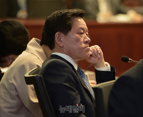 ▲ 국민의당 지도부가 사무총장 인선을 둘러싸고 이견을 좁히지 못하고 있다. 뜻하지 않게 논란의 중심에 서게 된 주승용 의원이 10일 의원회관에서 열린 의원총회에서 생각에 잠겨 있다. ⓒ뉴데일리 정상윤 기자