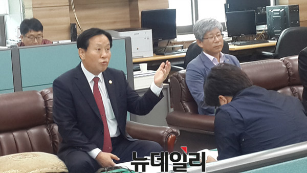 ▲ 김성근 충북도교육청 서기관이 10일 ‘충북 교육공동체 헌장’ 수정안에 대해 설명하고 있다.ⓒ김종혁 기자