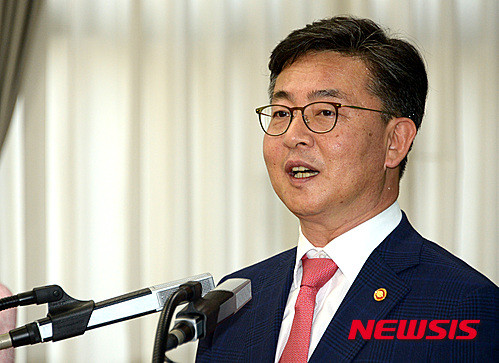 ▲ 홍용표 통일부 장관. ⓒ뉴시스. 무단전재 및 재배포 금지.