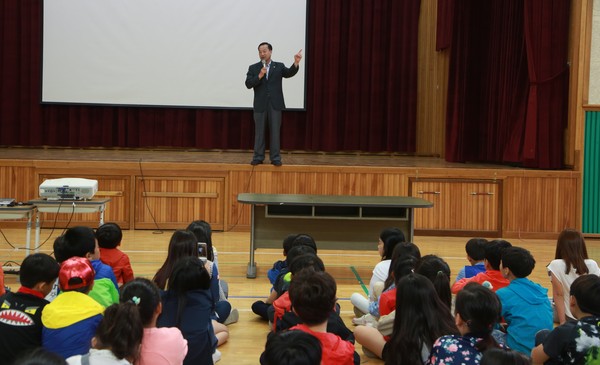 ▲ 김영만 옥천군수가 10일 죽향초등학교에서 200여명의 학생들에게 강연을 펼치고 있다. ⓒ옥천군