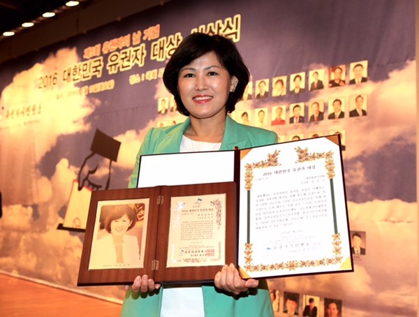 ▲ 대전시의회 김인식 의장이 10일 ‘2016 대한민국 유권자 대상’을 받았다.ⓒ대전시의회
