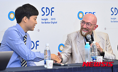 ▲ 영화 '인터스텔라'의 과학적 자문을 맡은 킵손(Kip Thorne) 박사와 악수를 나누고 있는 송유근.   ⓒ 뉴시스