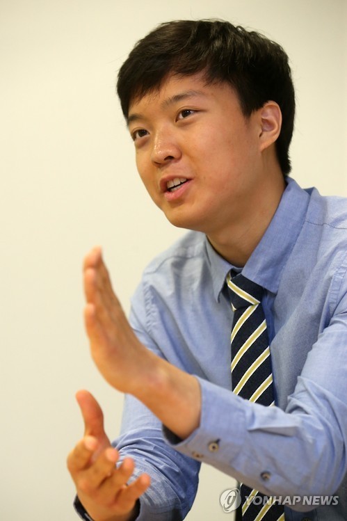 ▲ 영화 '인터스텔라'의 과학적 자문을 맡은 킵손(Kip Thorne) 박사와 악수를 나누고 있는 송유근.   ⓒ 뉴시스