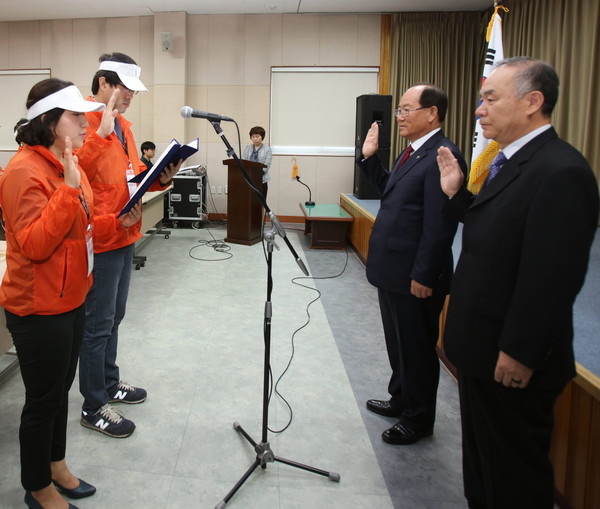 ▲ 충북도민체전 자원봉사자 대표가 류한우 군수(오른쪽 두번째)와 강학성 봉사단장에게 선서를 하고 있다.ⓒ단양군