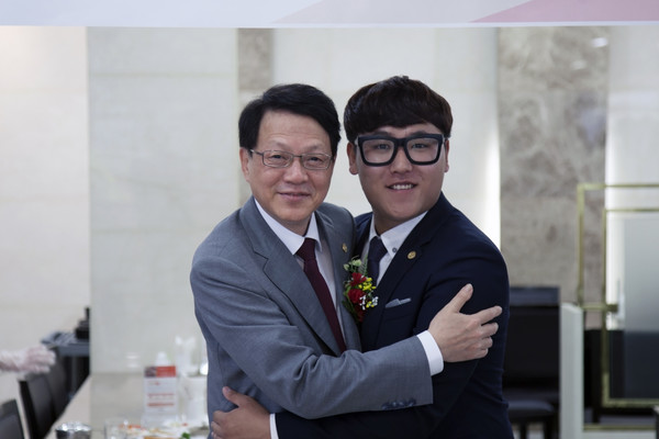 ▲ 김병기(왼쪽)총장과 오경근 총학생회장이 10일 스승의 날 행사에서 케이크 커팅식을 마친 뒤 껴안으며 화합을 다지고 있다.ⓒ청주대