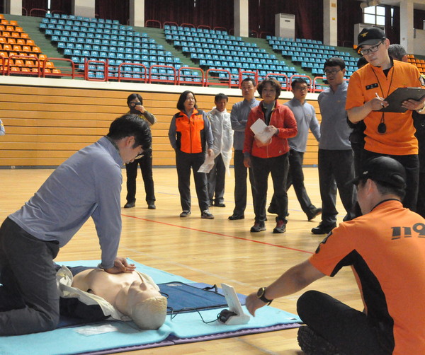 ▲ 소방기술경연대회에 참여한 의용소방대원이 심폐소생술 경연을 벌이고 있다.ⓒ제천소방서