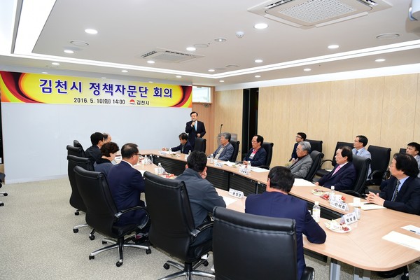 ▲ 김천시는 10일 박보생 시장이 참석한 가운데 혁신도시 산학연유치지원센터에서 '정책자문단 회의'를 가졌다.ⓒ김천시 제공
