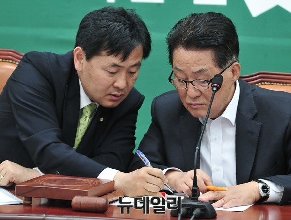 ▲ 국민의당 박지원 원내대표와 김관영 원내수석부대표가 10일 오전 원내대책회의 도중 무언가를 논의하고 있다. ⓒ뉴데일리 이종현 기자