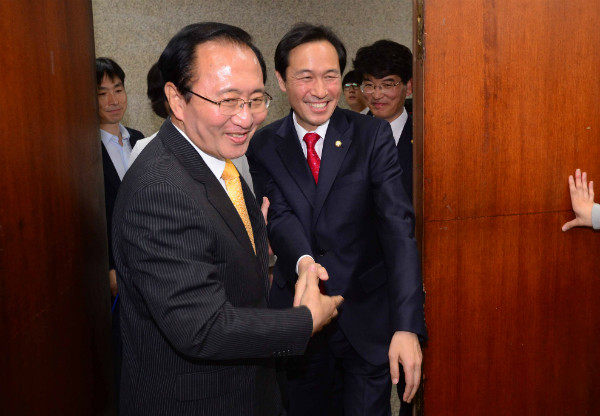 ▲ 더불어민주당 우상호 원내대표와 정의당 노회찬 원내대표가 9일 회동을 갖고 있다. ⓒ뉴시스 사진DB