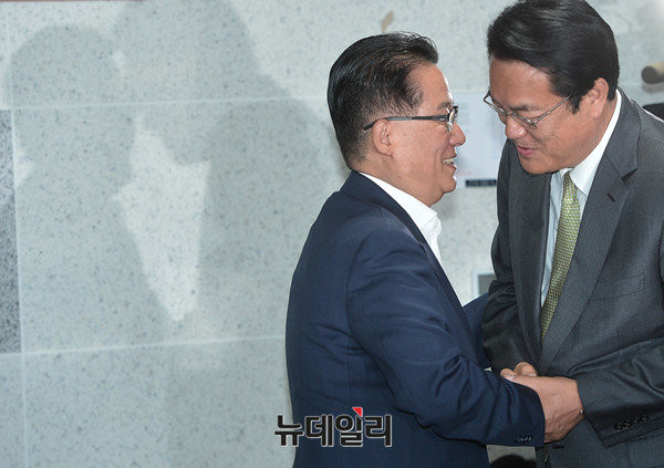 ▲ 국민의당 박지원 원내대표와 새누리당 정진석 원내대표가 4일 의원회관에서 회동을 갖기에 앞서 서로를 반갑게 끌어안고 있다. ⓒ뉴데일리 정상윤 기자