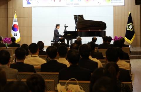 ▲ 피아니스트 조재혁이 서울서부지방법원에서 토크콘서트 펼치고 있다.ⓒ금호아시아나그룹