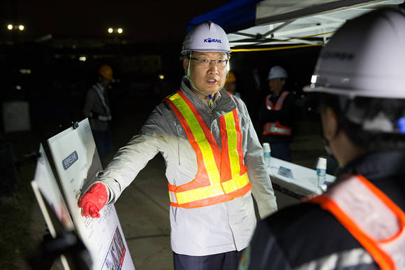 ▲ 홍순만 코레일 사장이 노량진역을 방문해 현장을 점검하고 있다.ⓒ코레일