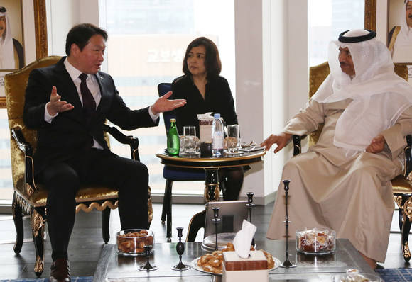 ▲ 최태원 SK 회장(왼쪽)이 10일 오전 포시즌스 서울 호텔에서 진행된 자베르 무바라크 알 하마드 알 사바 쿠웨이트 총리(오른쪽)와 만나 다양한 분야에서의 협력 방안을 논의했다.ⓒSK그룹