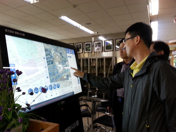 ▲ 문경시는 부동산정보를 쉽게 편리하게 이용할 수 있는 ‘원터치 공간정보  열람시스템’을 구축해 주민의 호응을 얻고 있다.ⓒ문경시 제공