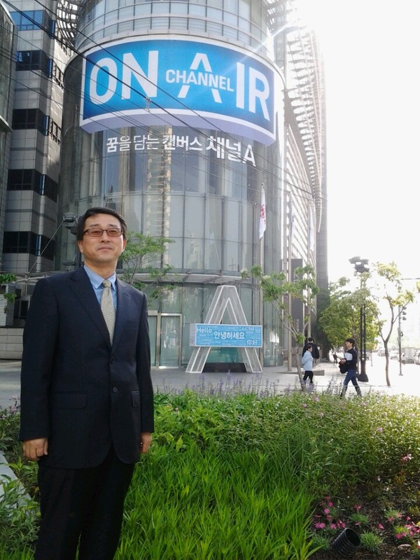 ▲ 평양의 4·25문화회관에서 ‘조선노동당 제7차대회’가 열린 2016년 5월 6일 오전 10시 경, 나는 채널A에 출연하여 “본 대회에 김정은 위원장이 정장을 입고 넥타이를 매고 나올 것”이라고 했다. 실제로 이날 밤 10시, 조선중앙TV가 공개한 본 대회개막 영상에서 김정은이 양복에 넥타이를 매고 등장하였다.  ⓒ 사진 = 림일