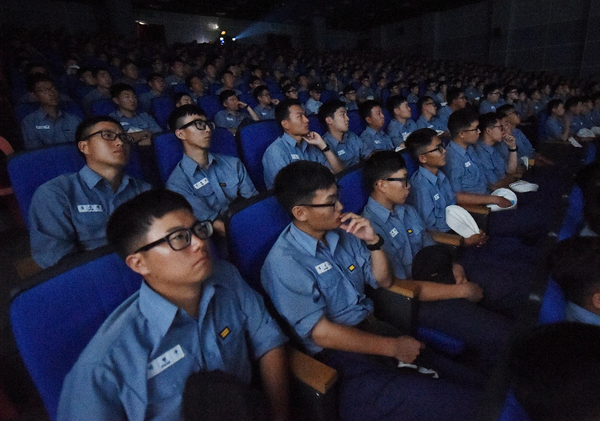 ▲ 11일 국방부는 해군작전사령부와 문화체육관광부 산하 한국영상자료원이 오는 10월까지 14개 격오지 부대를 대상으로 ‘찾아가는 영화관’ 사업을 펼친다고 밝혔다. ⓒ 국방부