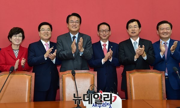 ▲ 정진석 새누리당 원내대표가 신임 원내대표단과 인사를 나누고 있다=공동취재단