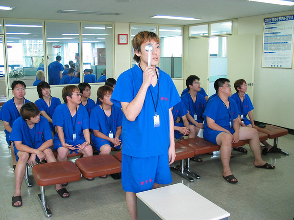 ▲ 병무청과 강남밝은명안과가 11일 병역이행 희망자에게 무료 시력교정수술을 제공하는 내용의 업무협약을 체결한다고 밝혔다. ⓒ 병무청