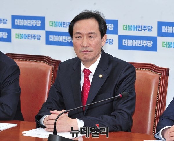 ▲ 더불어민주당이 11일 열린 비상대책위원회의에서 가습기 살균제 문제를 세월호, 메르스 사태에 비유했다. 우상호 원내대표는 