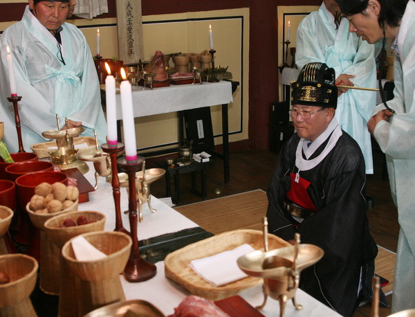 ▲ 류한우 단양군수(오른쪽)가 단양향교에서 성현들에게 제례를 올리고 있다.ⓒ단양군