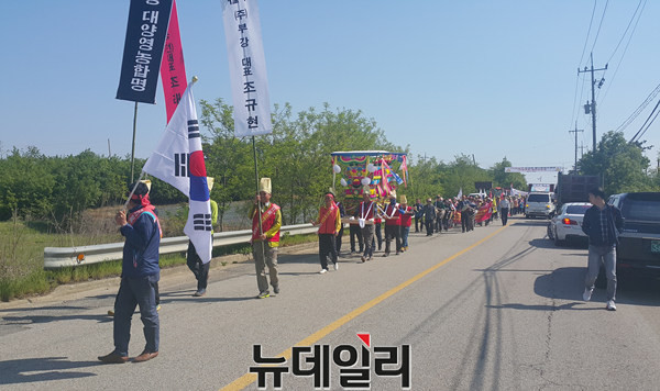 ▲ 충남 서산시 전국산업폐기물매립장 설치에 강력 반발한 이 지역 주민들이 11일 시위에 앞서 언론매체에 알리기 위해 꽃상여를 메고 장2통 마을회관~대양영농조합 입구까지 가두 행진한 뒤 주변 인근에 꽃상여를 화형했다.ⓒ김동식 기자