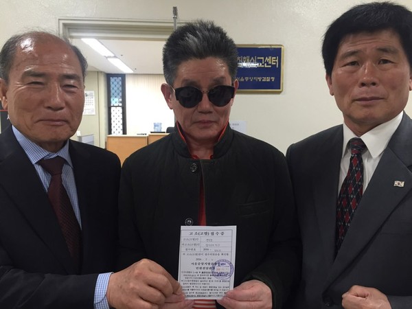 ▲ 정영모 정의로운시민행동 대표 등 시민단체 관계자들이 참여연대를 검찰에 고발한 뒤 접수증을 들어보이고 있다. ⓒ강유화 뉴데일리 기자