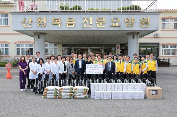 ▲ 한국남동발전 손광식 기획관리본부장과 임직원들이 산청복음전문요양원 박지혜 원장에게 후원물품을 전달하고있다. ⓒ한국남동발전 제공