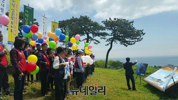 ▲ 11일 오전 부산 강서구 가덕신공항 입지 현장에서 부산시 서상욱 공항지원팀장이 가덕신공항 입지의 타당성과 경제성에 대해 설명하고 있다ⓒ뉴데일리