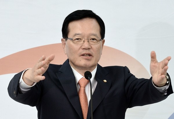 ▲ 정의화 국회의장이 11일 오후 서울 여의도 국회 의원회관에서 열린 제20대 국회 초선의원 의정 연찬회 오찬에 참석해 개회사를 하고 있다. ⓒ뉴시스 사진 DB