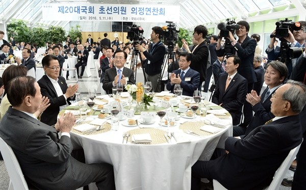 ▲ 정의화 국회의장이 11일 오후 서울 여의도 국회 의원회관에서 열린 제20대 국회 초선의원 의정 연찬회 오찬에 참석해 개회사를 하고 있다. ⓒ뉴시스 사진 DB