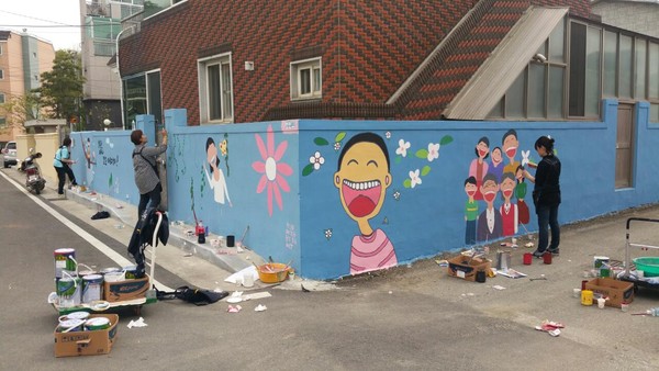 ▲ 성주군 종합자원봉사센터가 최근 성주읍 경산4리 골목에 벽화거리를 조성해 클린 성주 만들기에 동참했다.ⓒ성주군 제공