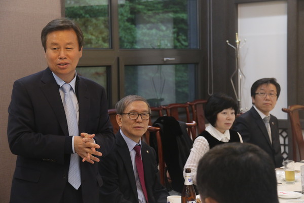 ▲ 사진 (왼쪽부터) 도종환 국회의원, 윤여표 충북대 총장, 이희숙 충북대 학생처장, 우수동 충북대 산학협력단장.ⓒ충북대