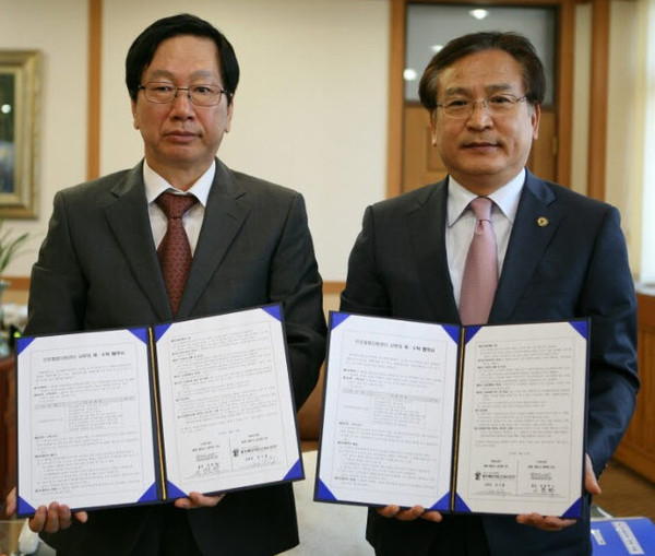 ▲ 이원탁 대원대 총장(왼쪽)과 정기홍 제천교육장이 업무협약을 가졌다.ⓒ제천교육지원청