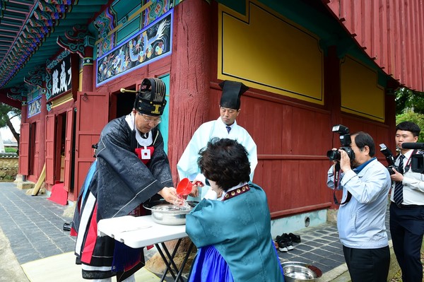 ▲ 곽용환 고령군수(제일 왼쪽)가 11일 고령향교에서 초헌관을 맡아 대제를 봉행하고 있다.ⓒ고령군 제공