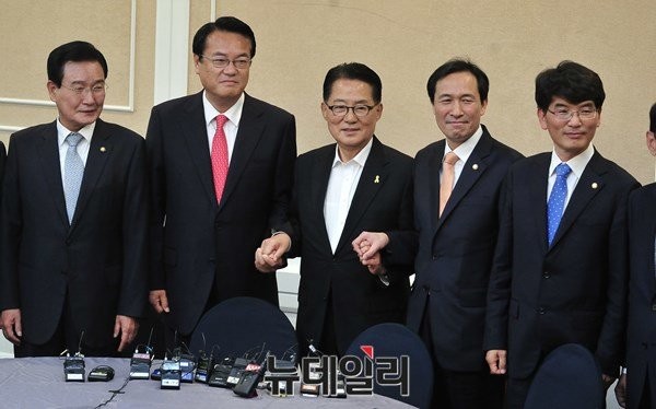 ▲ 더불어민주당 변재일 정책위의장, 새누리당 정진석·국민의당 박지원·더민주 우상호 원내대표, 더민주 박완주 원내수석부대표(사진 왼쪽부터)가 11일 오후 국회본청 귀빈식당에서 열린 회동에 앞서 서로 손을 맞잡고 있다. ⓒ뉴데일리 이종현 기자