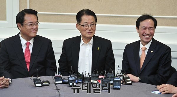 ▲ 국민의당 박지원 원내대표가 11일 오후 국회본청 귀빈식당에서 열린 여야 3당 원내지도부 회동에서 공개모두발언을 하던 도중 취재진으로부터 좀 더 크게 말해달라는 민원을 받자, 양옆에 있는 새누리당 정진석 원내대표와 더불어민주당 우상호 원내대표가 미소짓고 있다. ⓒ뉴데일리 이종현 기자