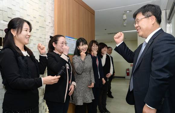 ▲ 농협은행 이경섭 행장(오른쪽)이 고객행복센터 직원들을 격려하고 있다. ⓒ농협은행