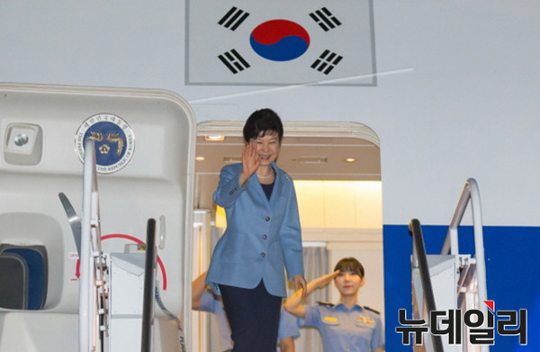 ▲ 해외 순방길에 오르면서 손을 흔들고 있는 박근혜 대통령. ⓒ뉴데일리