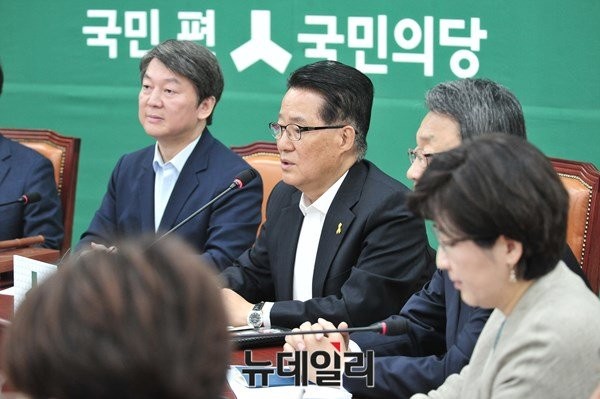 ▲ 국민의당 박지원 원내대표가 11일 국회본청에서 열린 최고위원회의에서 공개 모두발언을 하고 있다. 박지원 원내대표는 이날부터 옷깃에 세월호 배지를 다시 부착하기 시작했다. ⓒ뉴데일리 이종현 기자