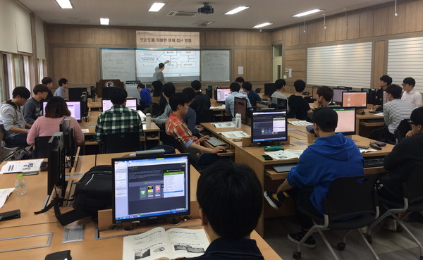 ▲ 교통대 학생들이 무한상상실에서 열린 'TRIZ프로그램'에 열중하고 있다.ⓒ한국교통대