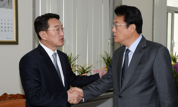 ▲ 박근혜 대통령과 3당 원내지도부의 내일 회담을 앞두고 현기환(왼쪽) 정무수석이 12일 오전 서울 여의도 국회 새누리당 원내대표실에서 정진석 원내대표를 만나 악수를 나누며 의견을 교환하고 있다. ⓒ뉴시스