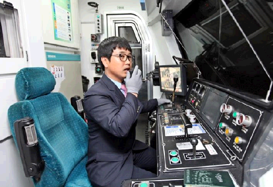 ▲ 승무원이 기관실에서 무정전 무선 방송장치를 시험해 보고 있다. ⓒ서울시