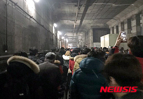 ▲ 지난 1월 6일 서울메트로가 운영하는 지하철 4호선 당고개행 열차가 한성대입구역과 성신여대입구역 사이에서 고장이나 시민들이 지하철 선로로 긴급 대피하는 상황이 발생했다. 사진은 이날 오후 혜화역에서 한성대입구역으로 향하는 지하철에서 하차 후 선로를 따라 걸어가는 시민들의 모습.ⓒ뉴시스