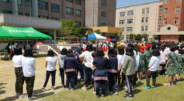 ▲ 호수돈학원 117주년을 맞아 12일 학교운동장서 체육대회를 하고 있다.ⓒ신현구기자