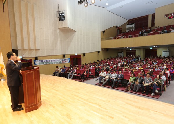 ▲ 임각수 괴산군수가 12일 괴산지역의 음식업주를 대상으로 특강하고 있다.ⓒ괴산군