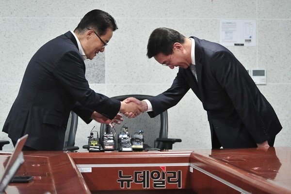 ▲ 현기환 청와대 정무수석이 12일 의원회관에서 국민의당 박지원 원내대표와 만나 악수를 하며 고개를 깊이 숙이고 있다. 현기환 수석은 앞서 접견실 안으로 들어올 때도 문을 넘어서자마자 먼저 와 있던 박지원 원내대표에게 꾸벅 허리를 굽히며 예를 갖추는 모습을 보이기도 했다. ⓒ뉴데일리 이종현 기자