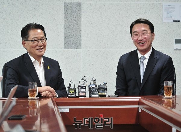 ▲ 국민의당 박지원 원내대표와 현기환 청와대 정무수석이 12일 의원회관에서 만나 환하게 웃고 있다. 두 사람은 공개 모두발언을 2분 만에 거의 생략하다시피 끝내고 곧바로 36분간 배석자 없이 독대에 들어갔다. ⓒ뉴데일리 이종현 기자