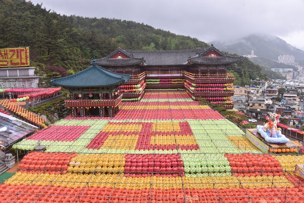 ▲ 부산 삼광사 경내에 내걸린 4만여개의 연등.ⓒ삼광사