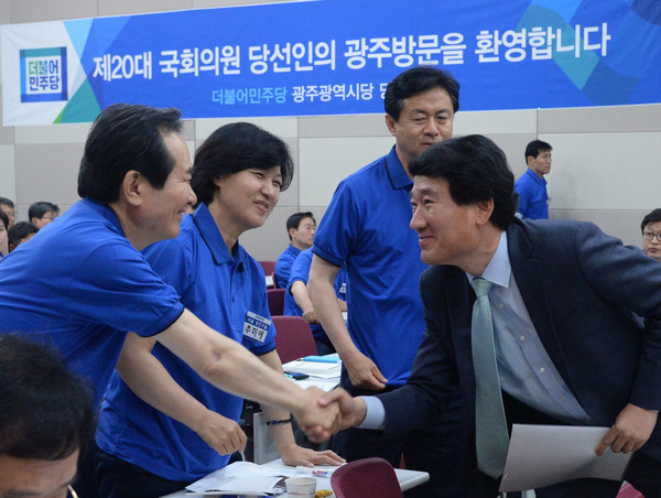 ▲ 12일 개최된 더불어민주당 당선자 워크숍에서는 광주 지역 인사들이 모여 '광주시민에게 듣는다'는 주제로 대담을 진행했다. 이날 대담에서 정세균 의원이 '전북을 맡아달라'는 발언이 나오면서 눈길을 끈다. ⓒ뉴시스 사진 DB